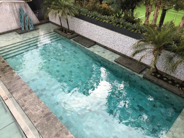 Outdoor Entertainment Stone-tiled Swimming Pool